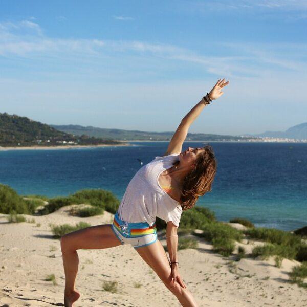 Yoga doux sur la plage de Valdevaqueros