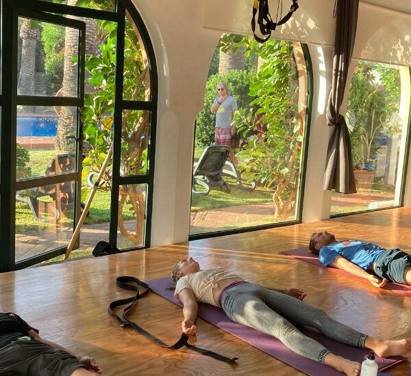 Cours de Yoga dans la salle de l'hurricane à Tarifa