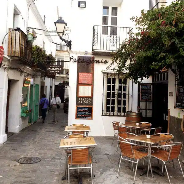 Terrase d'un restaurant dans la vieille ville de Tarifa