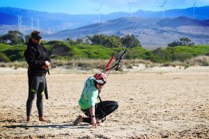 Exercices de contrôle du kite sur la plage