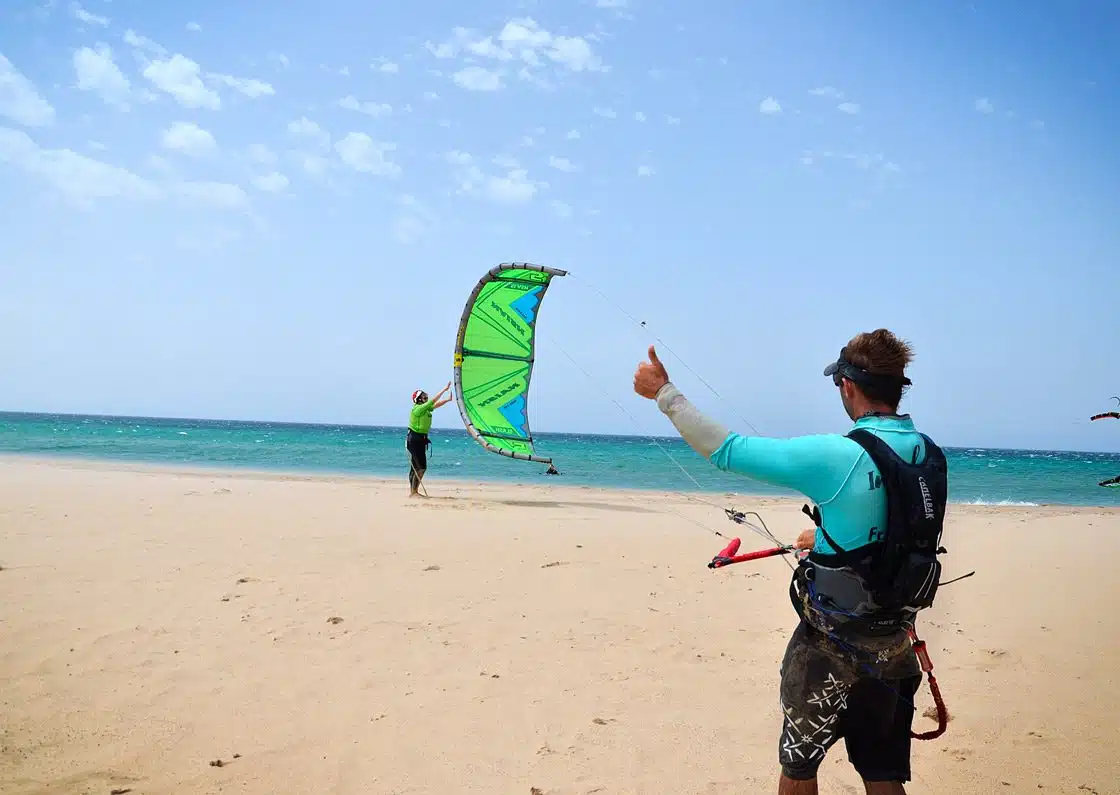 kitesurf instructor launching the kite on the beach