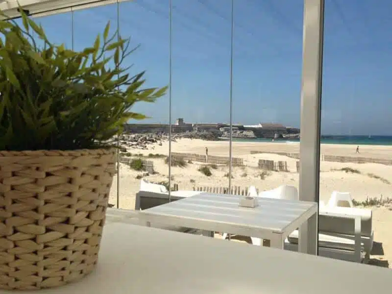 Restaurante con grande ventana frente al mar entre playa Balneario y playa chica en Tarifa