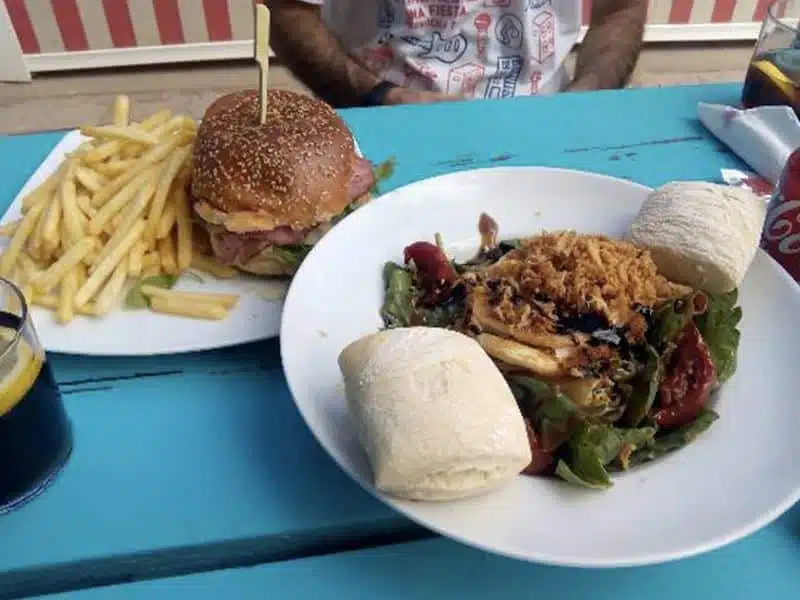 Où manger un poke de thon ou un Burger après une session kitesurf à Tarifa au bar de plage Tangana