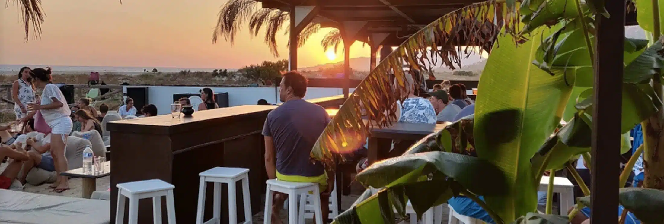 Coucher de soleil avec un mojito au bar de plage Agua à Tarifa