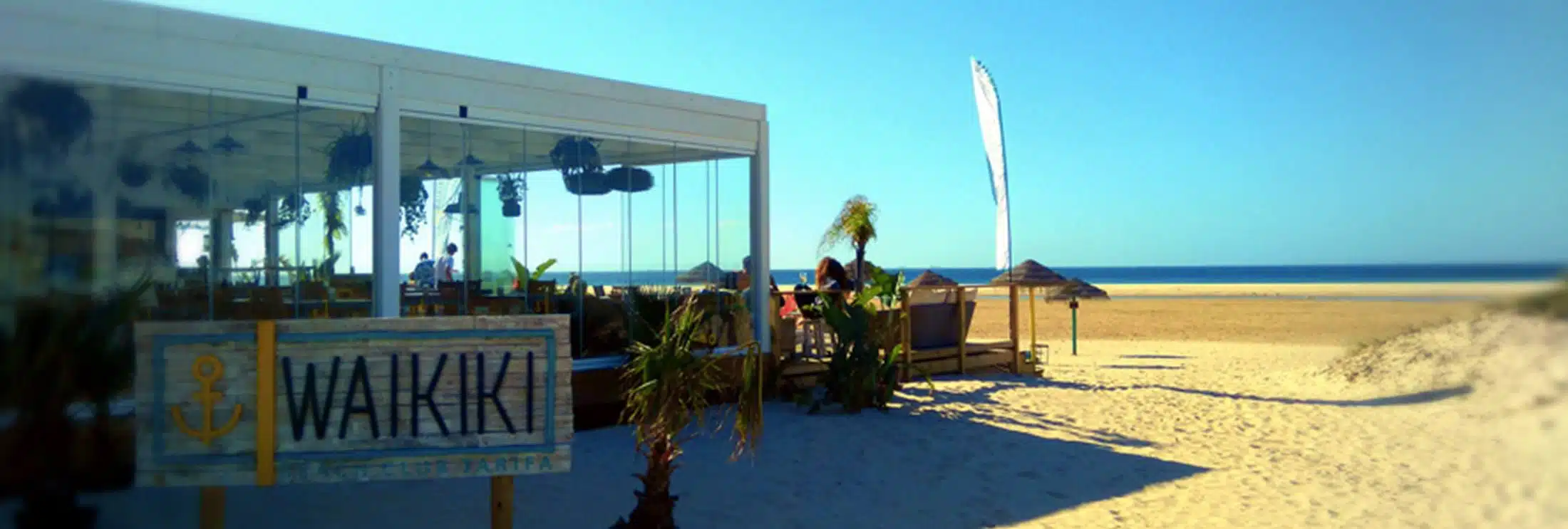 Chiringuito en Tarifa playa Balneario con cocteles, comida y musica
