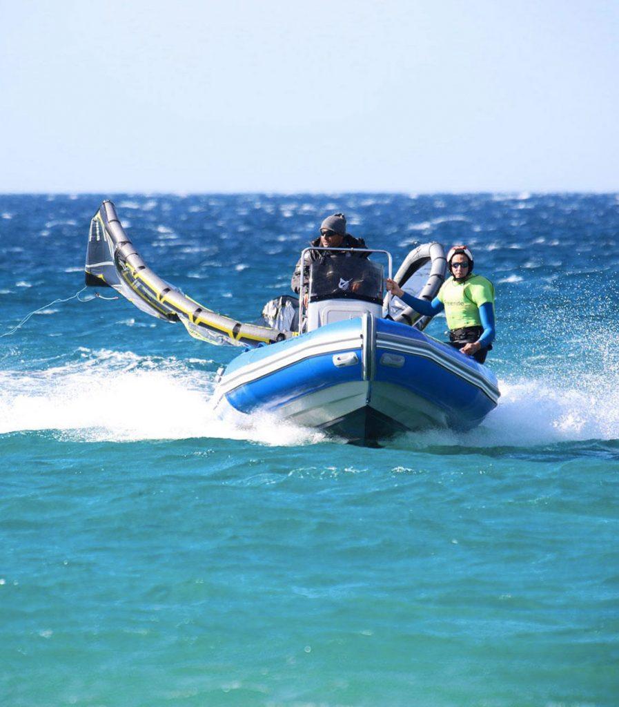 Bateau de sécurité pour les cours de kitesurf à Tarifa
