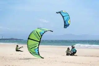 Cours de kitesurf à Tarifa plage de Los Lances