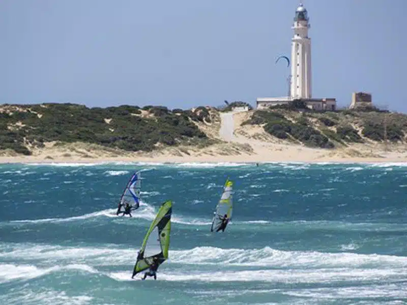 Spot de windsurf a Canos De Meca avec vagues