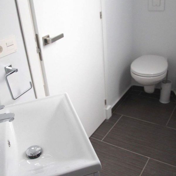 Shared bathroom between 2 rooms in hostel Tarifa