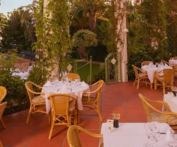 restaurante terraza en el jardin