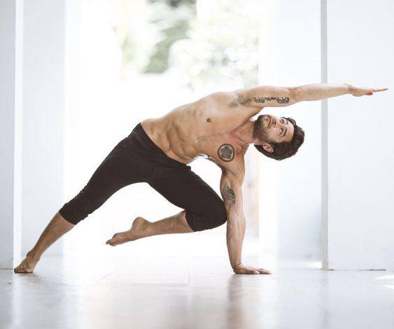 Pose de yoga pour travailler les muscles en profondeur