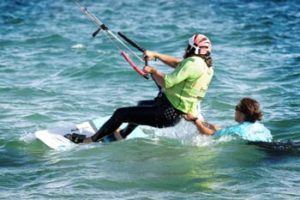Instructeur de kite dans l'eau avec son élève