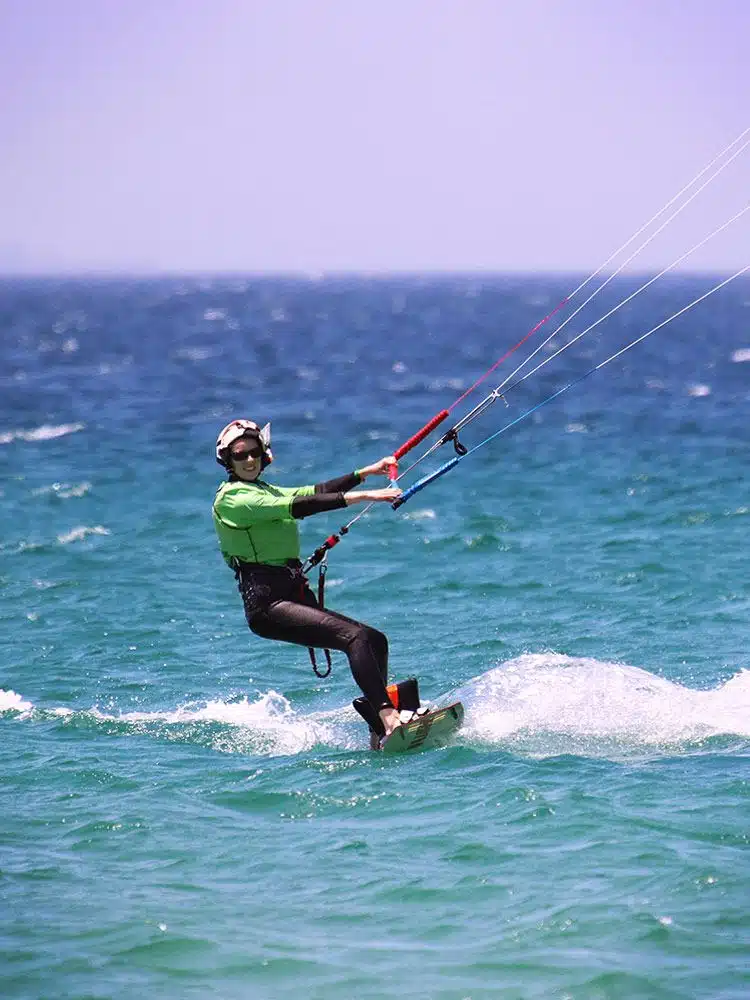 Chica kitesurfista en Tarifa