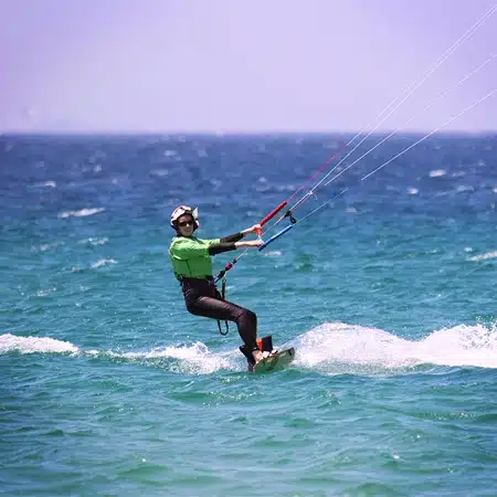 Chica kitesurfista en Tarifa