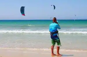 Cours de kitesurf à Tarifa avec radio guidance