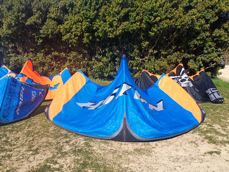 Equipo de kite para olas Naish kiteboarding