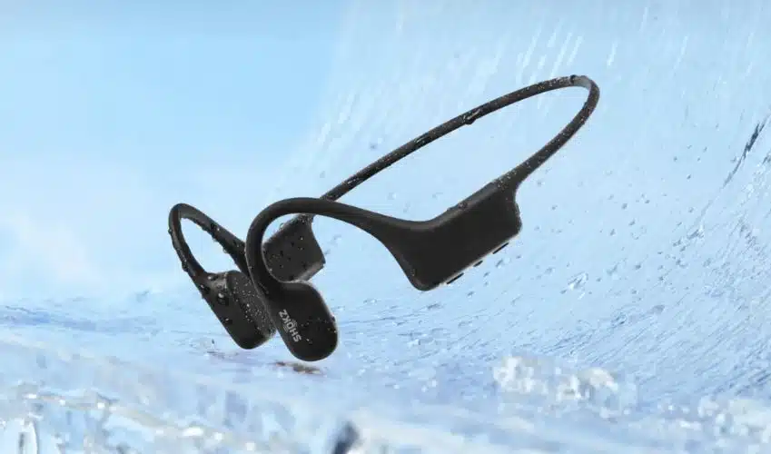 Watersproof and water resistant headphone to kitesurf in music