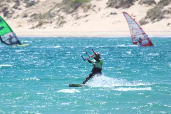 Cours de kitesurf waterstart et premiers bord dans l'eau sur les plages de Tarifa