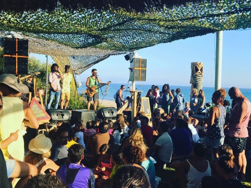 Fiesta y ambiente caliente al chiringuito Afrikana con Jam Sesion