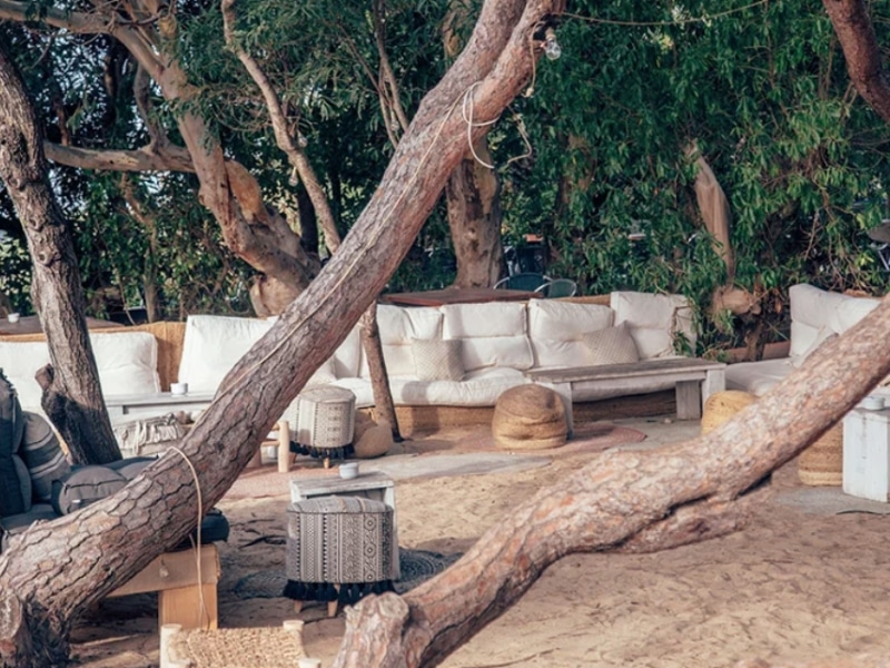 Ambiente romántico y salón al exterior con conciertos acústicos al Hurricane