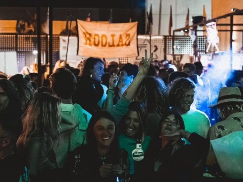 La mejor fiesta en la azotea de Tarifa es a Biento con vistas al mar y Paella