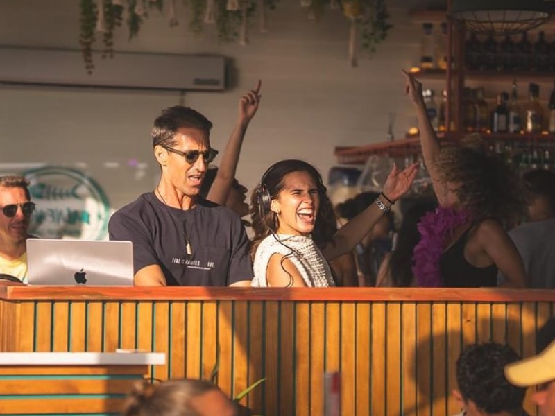 Ambiente festivo en los chiringuitos de la playa Balneario a Tarifa