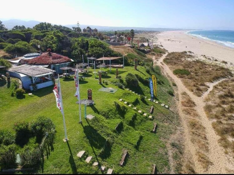 Vista del chiringuito Afrikana y playa los lances