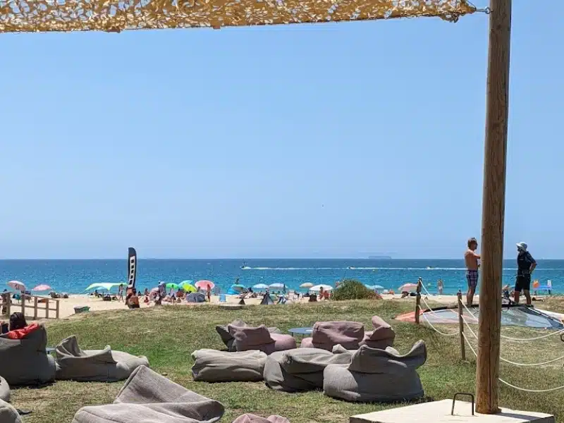 Vista sobre la playa de valdevaqueros desde el jardín o restaurante el Bibo