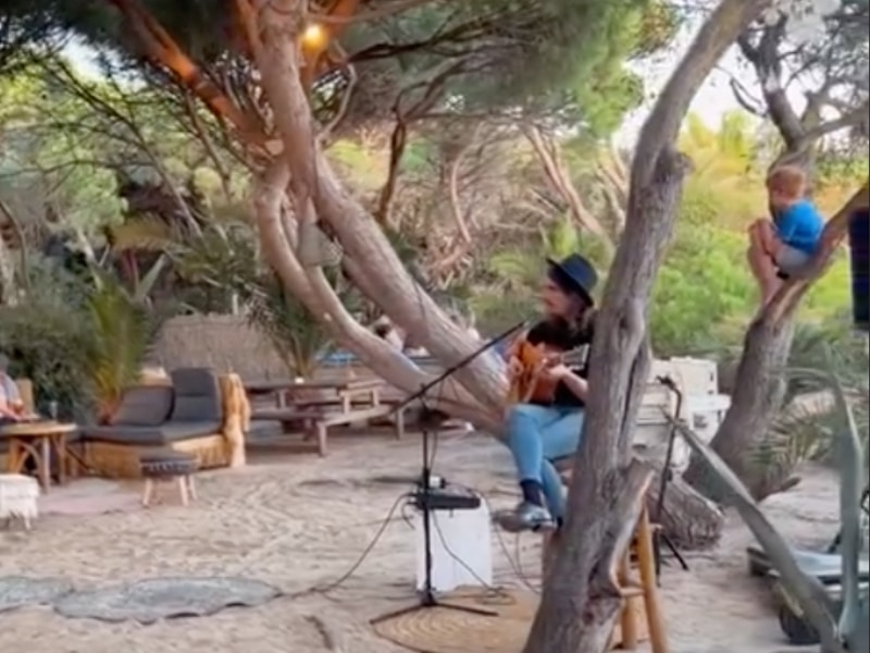 concierto acústico para disfrutar de la noche tranquilamente al Hurricane