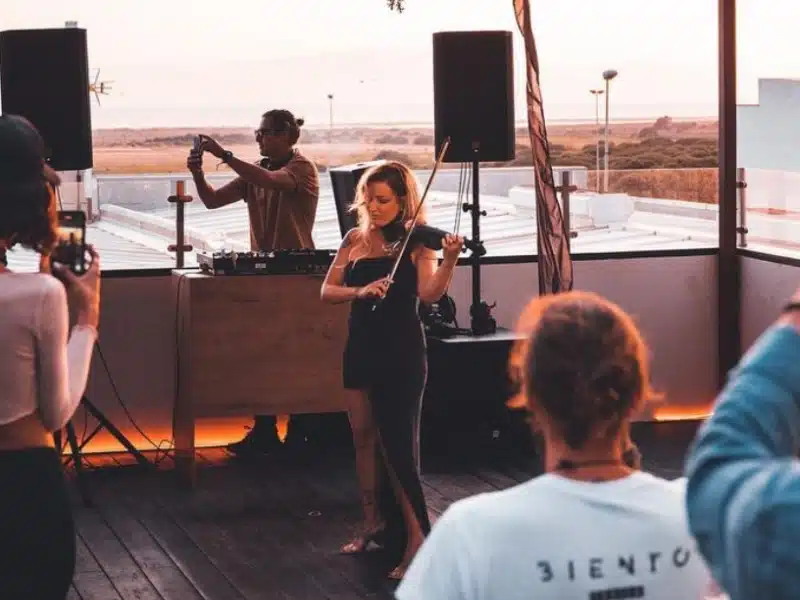 Dîner paella avec un DJ sur le toit du bar Biento à Tarifa