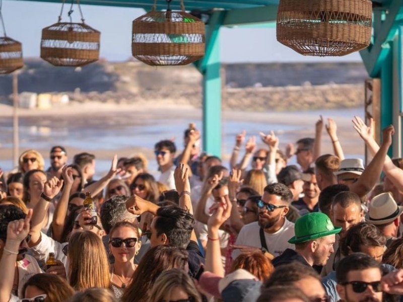 El balneario chiringuito es el lugar ideal donde ir a bailar a Tarifa durante el atardecer
