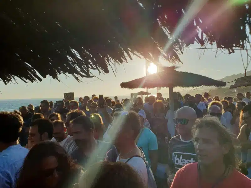 Chiringuito frente al Mar ofrienciendo concierto en el aere libre
