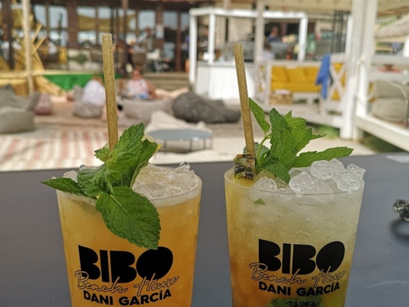 Cocteles y concierto musicales para un ambiente ideal al Chiringuito Bibo de Tarifa