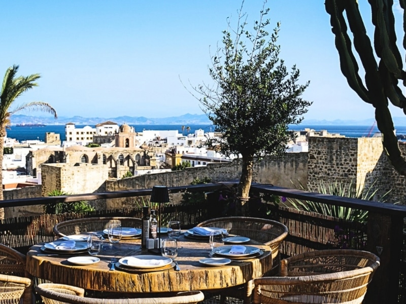 Lounge bar con impresionantes vistas a la costa y su refinada cocina sushi y fusión