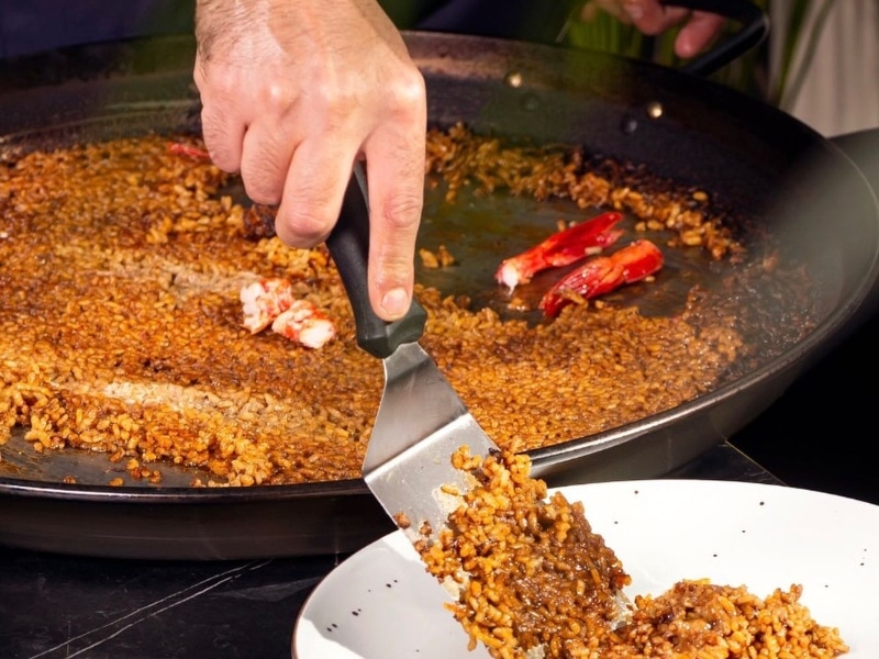 Come una auténtica paella y disfruta del ambiente en la azotea