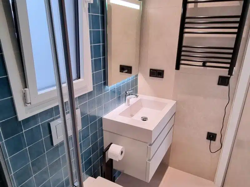 Salle de bain avec plateau de douche et toilette
