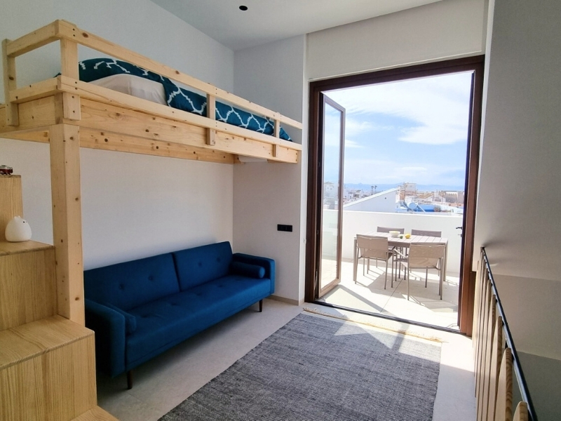 Salón con sofá cama adicional en el entresuelo.