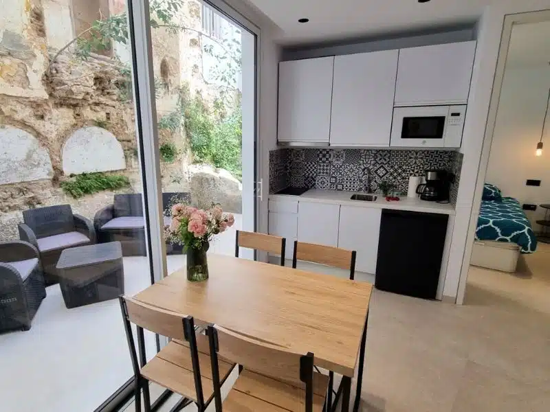 Open kitchen and dinning area apartment rentl in Tarifa.