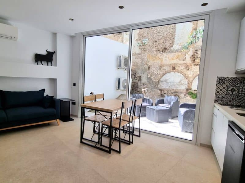Área abierta a cocina y sala de estar con una increíble terraza.