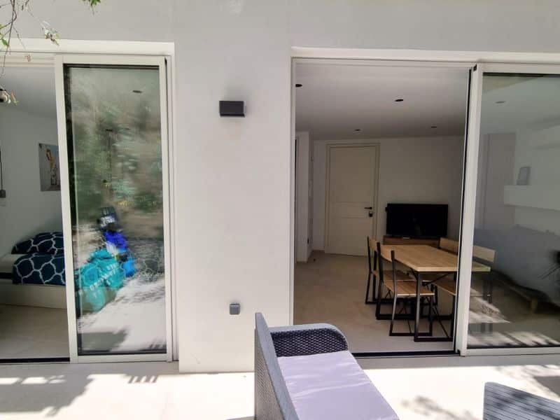 Vista a la terraza con habitación con baño y sala de estar.