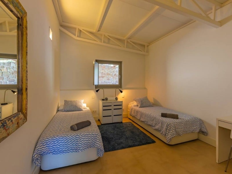 second twin room with a shared bathroom on the villla of 3 rooms