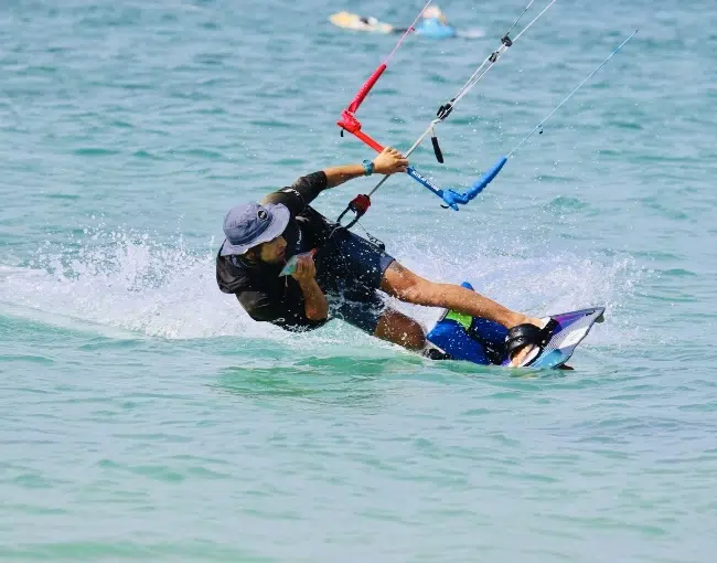 stage de kite à Tarifa avec cours de perfectionnement. faire du toeside, sauter ou commencer les loops.