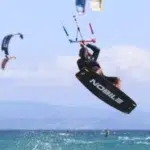 Kitesurfeur réalisant un saut de grande hauteur pendant le cours avancé IKO Niveau 4 à Tarifa avec Freeride Tarifa.